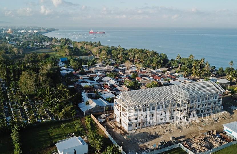 Foto udara proyek pembangunan rumah susun sederhana sewa (rusunawa) di Lingkungan Bintaro Jaya, Kelurahan Bintaro, Ampenan, Mataram, NTB, Rabu (1/9/2021). Proyek pembangunan rusunawa yang bersumber dari dana Kementerian Pekerjaan Umum dan Perumahan Rakyat (PUPR) sebesar Rp19 miliar tersebut dibangun untuk hunian sehat nelayan yang rawan terdampak abrasi pantai dan ditargetkan pembangunannya selesai pada November 2021.