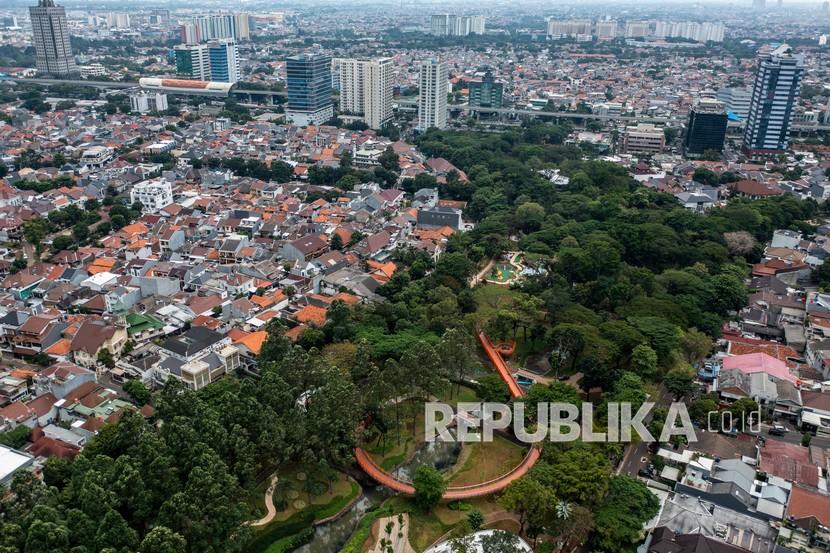 Foto udara proyek pembangunan Tebet Eco Garden yang telah memasuki tahap akhir di kawasan Tebet, Jakarta, Jumat (28/1/2022). Taman ini akan memiliki fasilitas jembatan penghubung antara Taman Tebet Utara dan Taman Tebet Selatan, area bermain anak, tempat berkumpulnya komunitas, taman bertema dan sarana olahraga.