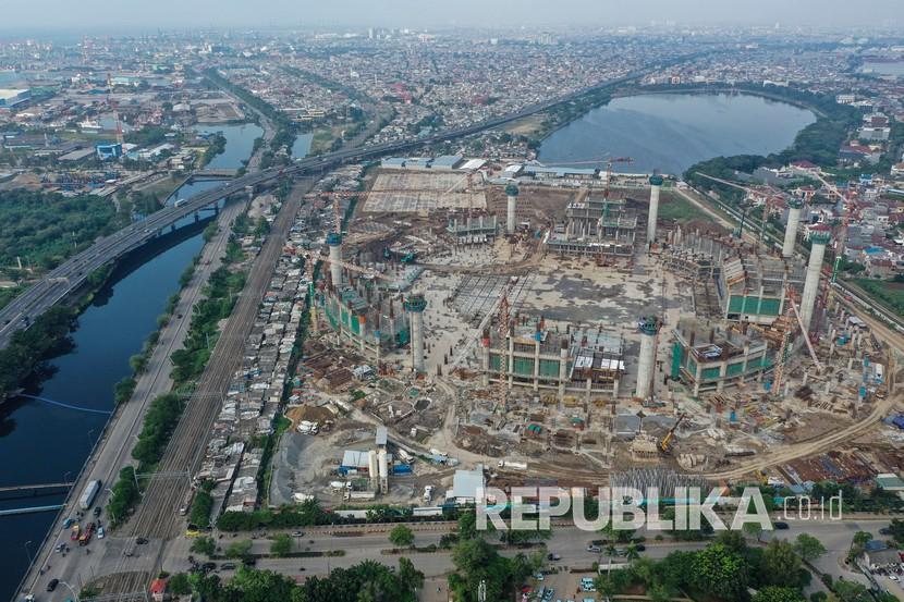 Foto udara proyek pembangungan Jakarta International Stadium (JIS) atau Stadion BMW di Jakarta, Sabtu (4/7/2020). Progres pembangungan stadion berkapasitas 80 ribu penonton itu telah mencapai 23,6 persen dan direncanakan rampung pada tahun 2021. 