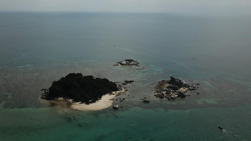 Foto udara Pulau Kelayang (kiri) dan Pulau Burung (kanan) di Kabupaten Belitung, Provinsi Bangka Belitung, Jumat (20/5/2022). 