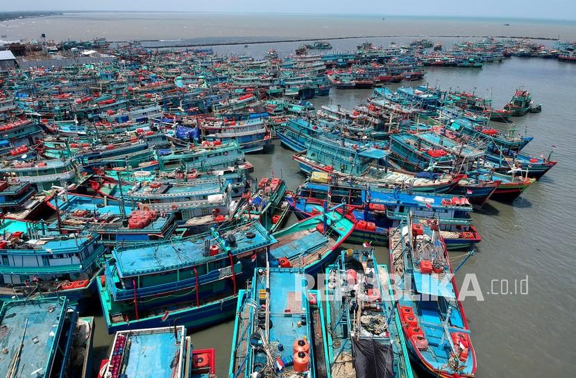 Ratusan kapal nelayan yang memakai cantrang tertambat di Pelabuhan Jongor, Kota Tegal, Jawa Tengah, Rabu (19/1/2022). 