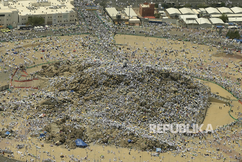 Foto udara ribuan jamaah haji melaksanakan ibadah wukuf di Padang Arafah, Makkah, Arab Saudi, kamis (31/8).