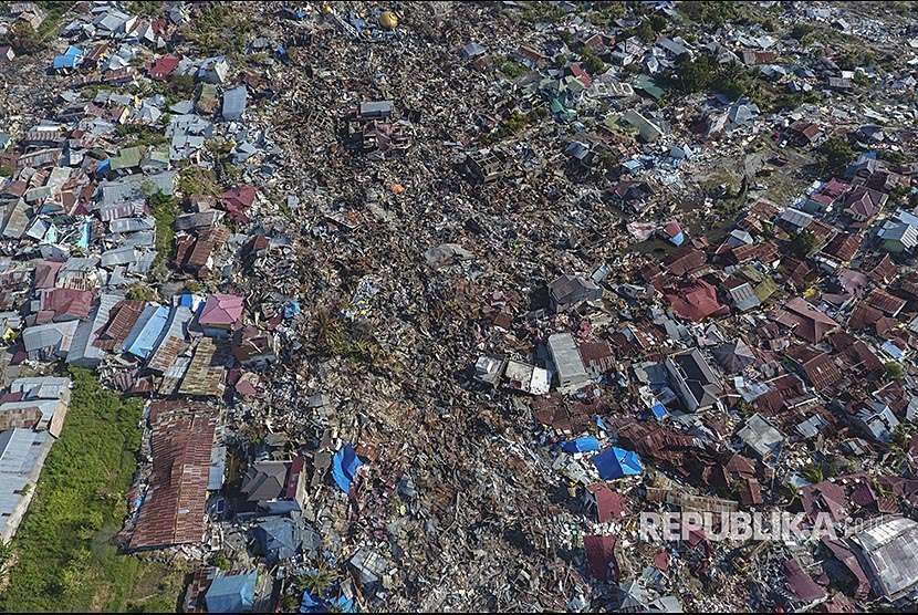 Foto udara rumah-rumah warga yang hancur akibat gempa 7,4 pada skala richter (SR) di Perumnas Balaroa, Palu, Sulawesi Tengah, Senin (1/10).
