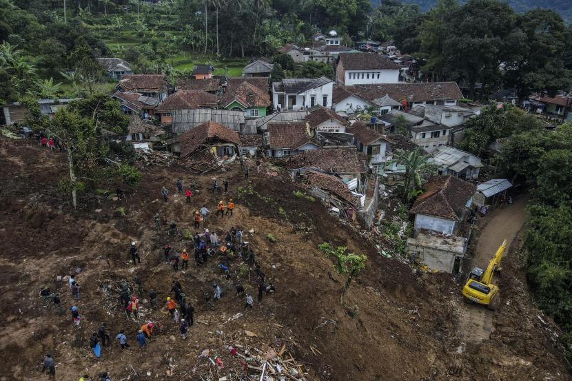 Foto udara rumah yang hancur akibat gempa dan longsor yang terjadi di kawasan Cijendil, Kecamatan Cugenang, Cianjur, Jawa Barat. BMKG mendorong Pemkab Cianjur untuk merelokasi sembilan desa di Patahan Cugenang.