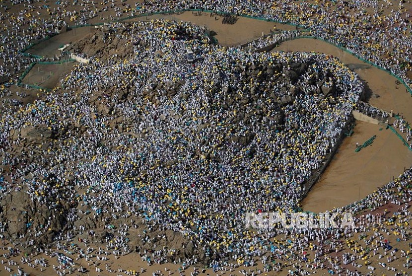 Jamaah Haji Tahun Ini Hanya Pemukim di Arab Saudi. Foto udara saat jamaah haji dari berbagai negara  memadati Jabal Rahmah saat berwukuf di Padang Arafah, Makkah, Arab Saudi.