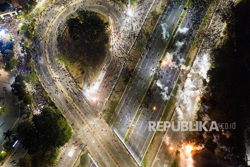 Foto udara saat Polisi membubarkan massa mahasiswa yang demo menolak Revisi UU KPK dan KUHP yang berakhir ricuh di Jalan Tol Slipi, Senayan, Jakarta, Rabu. (24/9/2019).