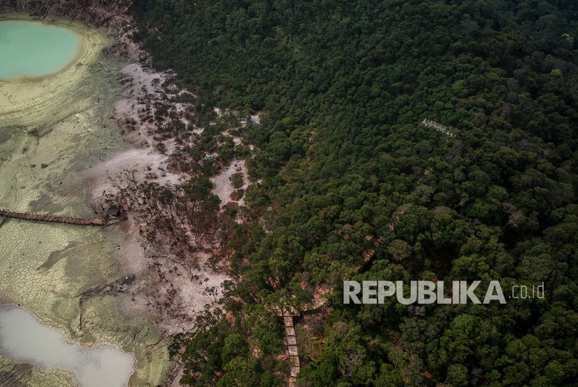 Foto udara sebagian hutan yang terbakar di Wisata Alam Kawah Putih yang berada di Pegunungan Patuha, Ciwidey, Kabupaten Bandung, Jawa Barat, Sabtu (12/10/2019).