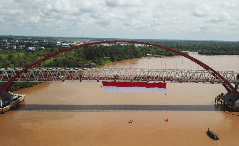 Pembentangan Bendera Merah Putih di Jembatan Kahayan | Republika Online