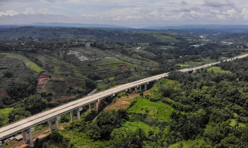 Foto udara sebuah jembatan pada proyek Jalan Tol Bogor-Ciawi-Sukabumi (Bocimi) di Cicurug, Kabupaten Sukabumi, Jawa Barat, Kamis (28/10/2021). (Ilustrasi)