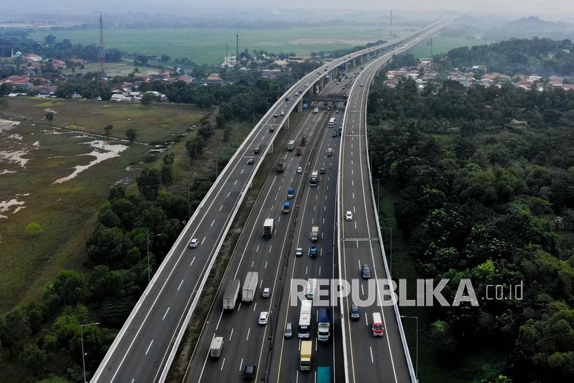 Foto udara sejumlah kendaraan melaju di Jalan Layang MBZ (Mohamed Bin Zayed), Karawang, Jawa Barat.