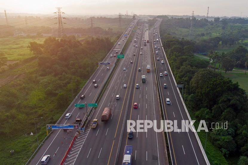 Foto udara sejumlah kendaraan melaju di jalan tol Jakarta - Cikampek (Japek) KM 47, Karawang, Jawa Barat, Jumat (31/12/2021). PT Jasa Marga (Persero) merekonstruksi dua titik jalan di Ruas Tol Jakarta-Cikampek atau Japek memasuki awal tahun 2022. 