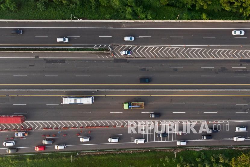 Foto udara sejumlah kendaraan melaju di jalan tol Jakarta - Cikampek (Japek).
