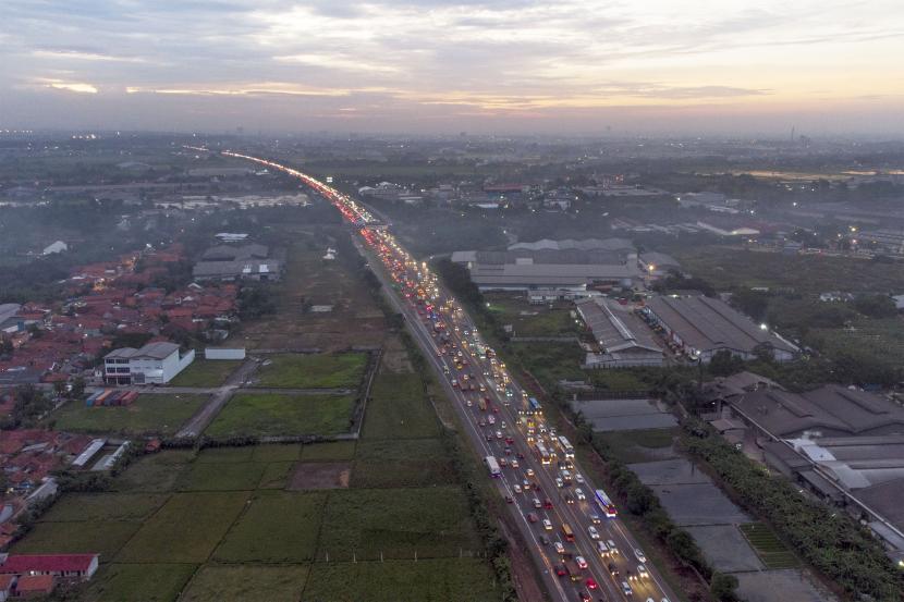 Foto udara sejumlah kendaraan melaju di Jalan Tol Jakarta - Cikampek (Japek) KM 44, Karawang, Jawa Barat, Sabtu (26/2/2022). Jasa Marga mencatat total volume kendaraan yang meninggalkan Jabotabek jelang libur Isra Miraj meningkat 19,91 persen atau mencapai 165.752 kendaraan dibanding saat arus lalu lintas normal sebanyak 138.227 kendaraan