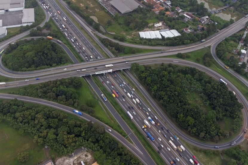 Foto udara sejumlah kendaraan melaju di Jalan Tol Jakarta - Cikampek (Japek) ilustrasi. 