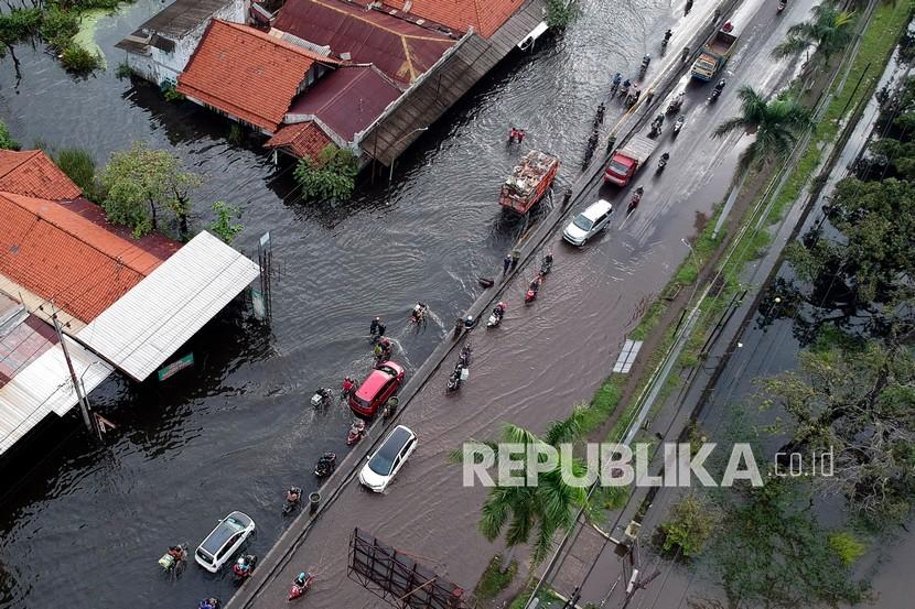 [Ilustrasi] Foto udara banjir di jalan pantura, Kabupaten Pekalongan, Jawa Tengah.