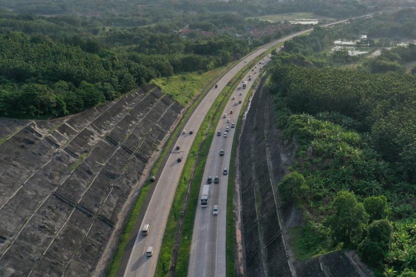 Foto udara sejumlah kendaraan melintas di dua ruas Jalan Tol Cikopo-Palimanan (Cipali), Jawa Barat, Ahad (1/5/2022). Kepolisian menghentikan sejumlah penerapan rekayasa lalu lintas di Tol Trans Jawa, yakni 