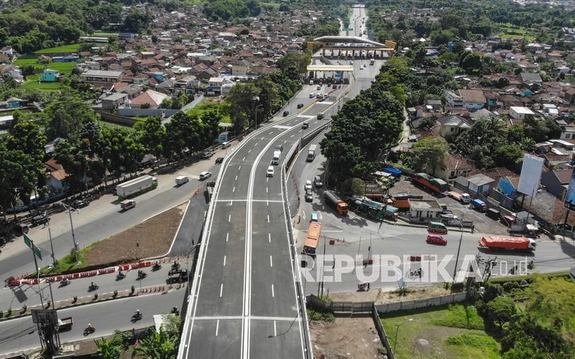 Foto udara sejumlah kendaraan melintasi jembatan layang di pintu keluar Jalan Tol Padalarang, Kabupaten Bandung Barat, Jawa Barat.