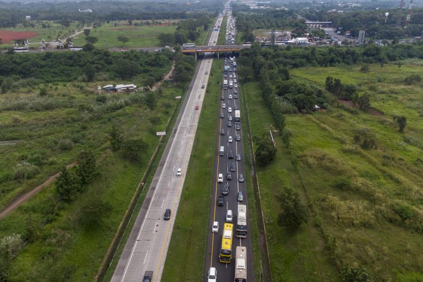 Polri melakukan pantauan udara arus lalu lintas di sepanjang jalur tol Cikopo-Palimana (Cipali) di Kabupaten Purwakarta, Jawa Barat, pada H-2 libur Natal dan Tahun Baru 2023, Jumat (23/12/2022). 