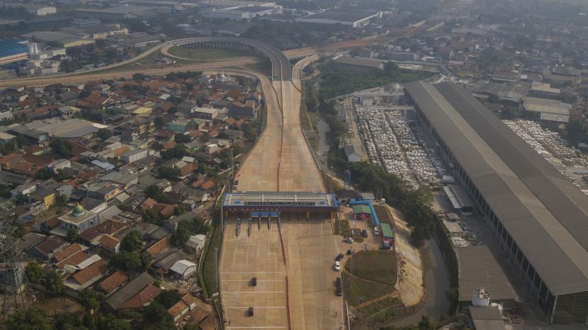 Foto udara sejumlah kendaran melintasi Jalan Tol Cibitung-Cilincing seksi 1 interchange Telaga Asih di Cibitung, Kabupaten Bekasi, Jawa Barat (ilustrasi). PT Waskita Toll Road sudah mendivestasikan kepemilikan ruas tol Cibitung-Cilincing kepada Pelindo.