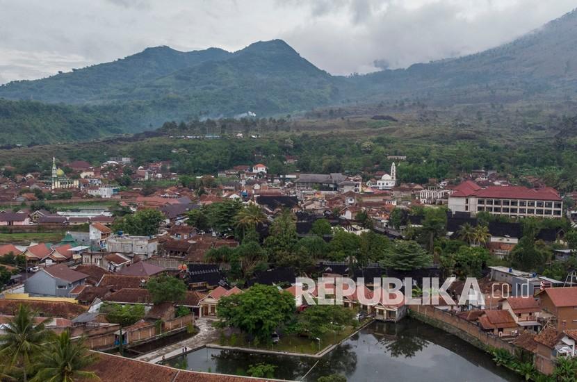 Foto udara sejumlah penginapan di kawasan wisata air panas Kecamatan Tarogong Kaler, Kabupaten Garut, Jawa Barat. 