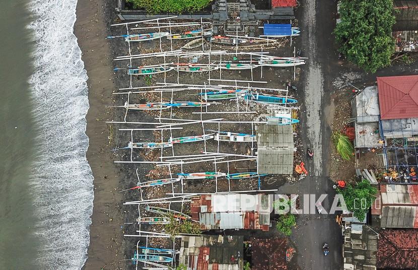 Foto udara sejumlah perahu nelayan diparkir saat tidak melaut di kampung nelayan Pondok Perasi, Kelurahan Bintaro Jaya, Ampenan, Mataram, NTB, Sabtu (6/2/2021).