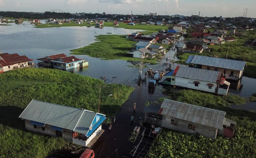 Foto udara sejumlah permukiman warga yang terendam banjir di kawasan Jalan Anoi, Palangka Raya, Kalimantan Tengah, Sabtu (17/9/2022). 