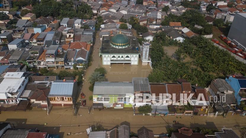 Foto udara sejumlah rumah tergenang banjir di Pondok Gede Permai, Bekasi, Jawa Barat, Kamis (17/2/2022). Banjir akibat luapan Kali Bekasi itu merendam rumah warga pada pukul 01.00 WIB dengan ketinggian 30 cm sampai dengan 90 cm. 