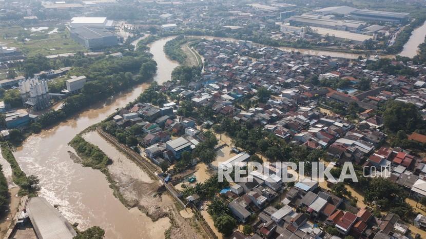 Foto udara sejumlah rumah tergenang banjir di Pondok Gede Permai, Bekasi, Jawa Barat. Banjir rawan menghampiri wilayah satelit Jakarta seperti Tangerang dan Bekasi 