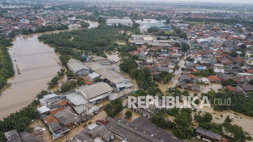 Foto udara kondisi banjir akibat luapan kali Bekasi, di Tambun, Kabupaten Bekasi, Jawa Barat, Senin (8/2/2021). 