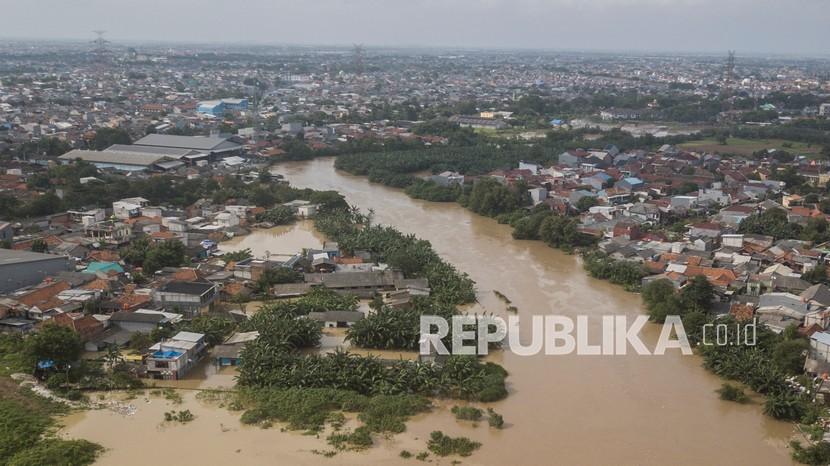 Foto udara sejumlah rumah yang tergenang banjir akibat luapan kali Bekasi, Jawa Barat, Senin (8/2/2021). Menurut data BPBD Bekasi banjir terjadi karena kiriman air dari wilayah Bogor berimbas pada kenaikan debit air kali Bekasi pada pukul 09.00 WIB. 