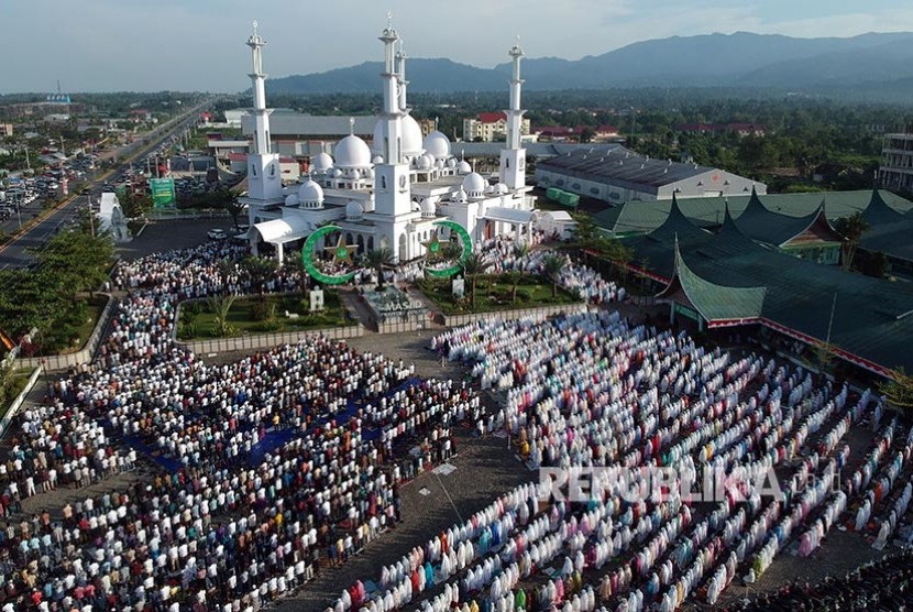 Amran Sutan Sidi, Pendiri Yayasan Baiturrahmah Padang Wafat. Foto: Foto udara sejumlah umat muslim melaksanakan salat Idul Adha, di pelataran parkir Masjid Baiturrahmah, Padang, Sumatera Barat.