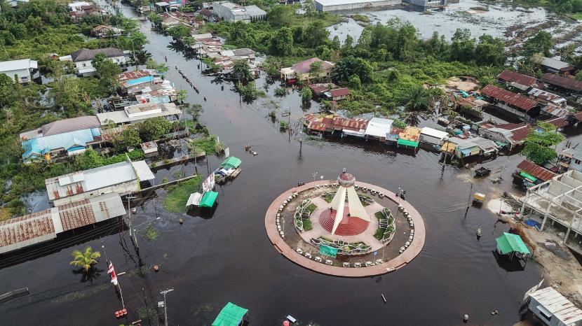 Foto udara simpang empat bundaran Tudung Saji terendam banjir di Pangkalan Bun, Kotawaringin Barat, Kalimantan Tengah.