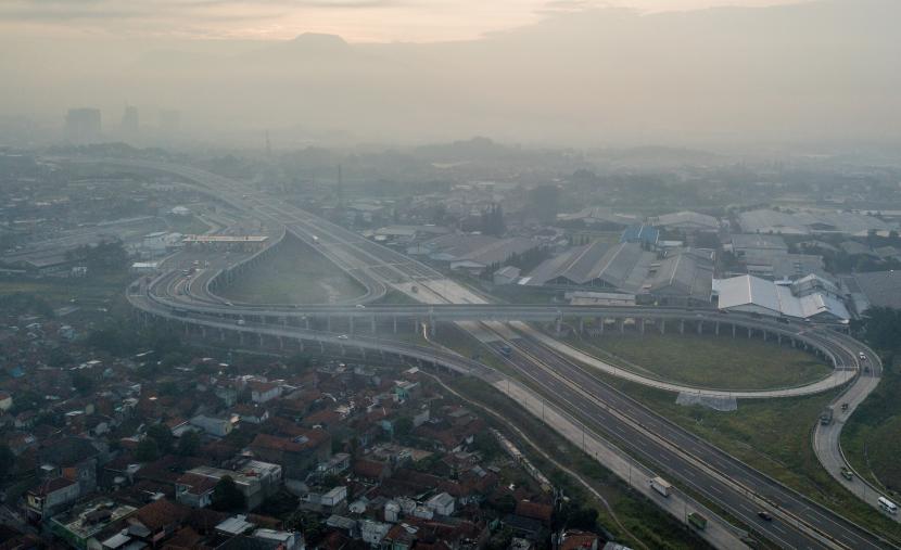 Foto udara Simpang Susun Cileunyi, Kabupaten Bandung, Jawa Barat, Kamis (14/4/2022). BKPM mencatat realisasi investasi semester I 2023 mencapai Rp 678 triliun.
