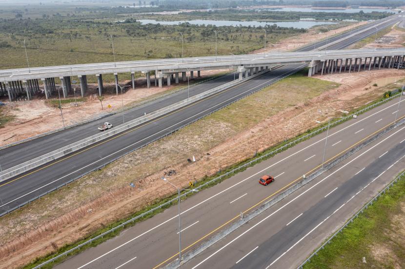 Foto udara simpang susun yang menghubungkan Jalan Tol Trans Sumatera (JTTS), (ilustrasi). Kementerian BUMN berharap pembangunan tahap 1 Jalan Tol Trans Sumatera dari Bakauheni hingga Jambi dapat tercapai pada tahun 2024.