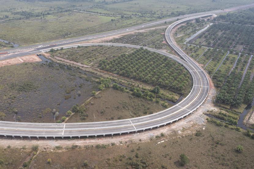 Foto udara simpang susun yang menghubungkan Jalan Tol Trans Sumatera (JTTS).