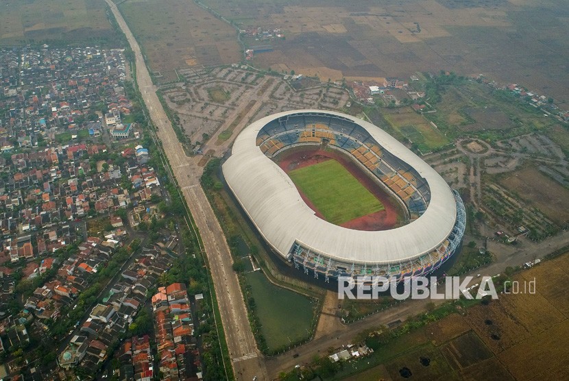 Foto udara Stadion Gelora Bandung Lautan Api (GBLA) di Gedebage, Bandung, Jawa Barat, Senin (4/11/2019).