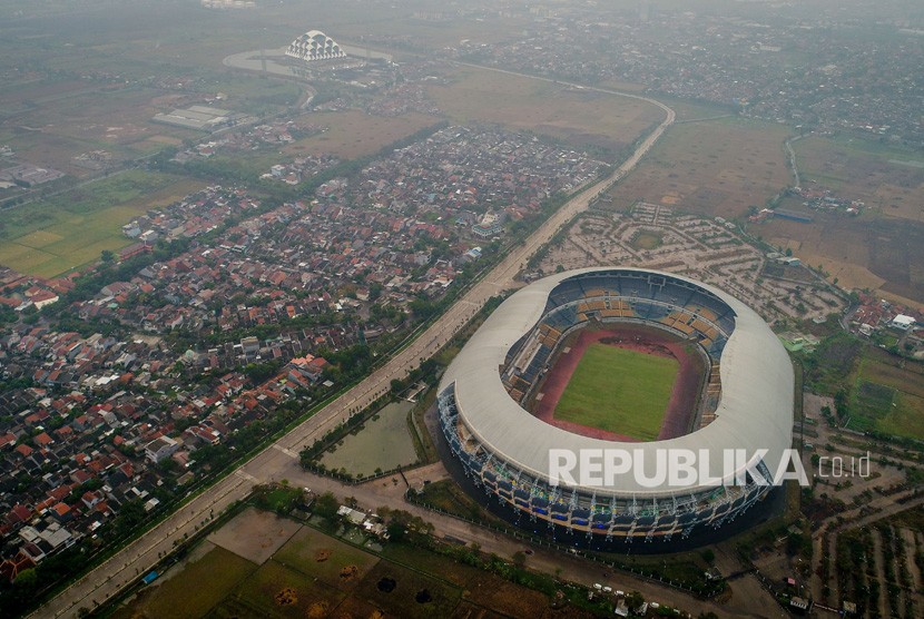Foto udara Stadion Gelora Bandung Lautan Api (GBLA) di Gedebage, Bandung.