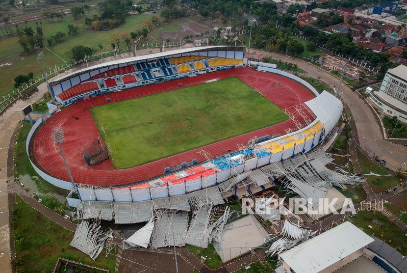 Foto udara Stadion sepak bola Sport Center Jabar yang ambruk di Arcamanik, Bandung, Jawa Barat, Sabtu (9/11/2019).