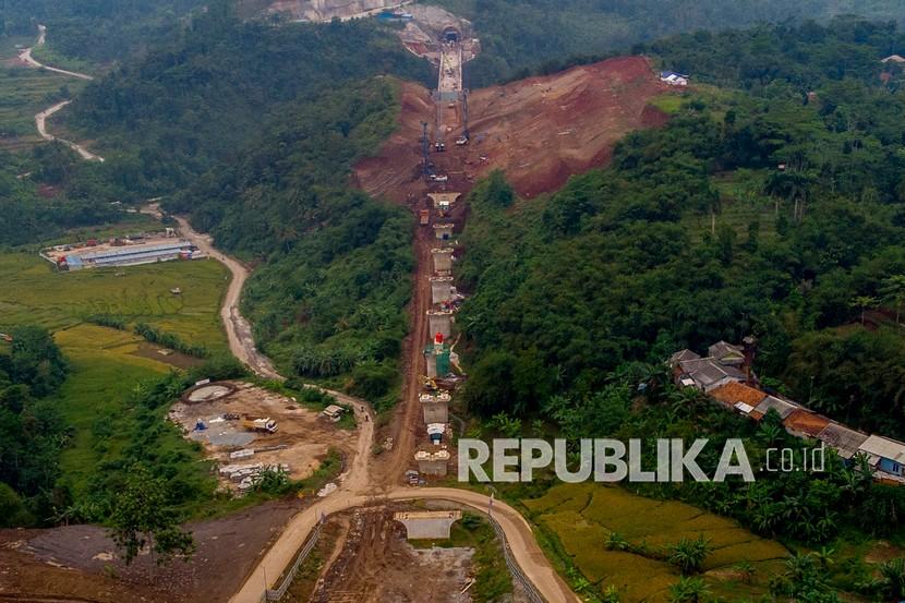 Foto udara struktur jembatan tertinggi proyek Kereta Cepat Jakarta - Bandung Section Tunnel #6 DK 88 di Desa Depok, Purwakarta, Jawa Barat. Konstruksi jembatan tersebut memiliki tinggi lebih dari 60 meter dan panjang 160 meter tipe balance cantilever serta dikerjakan dengan metode cor di tempat menggunakan alat form traveler selama 14 bulan.