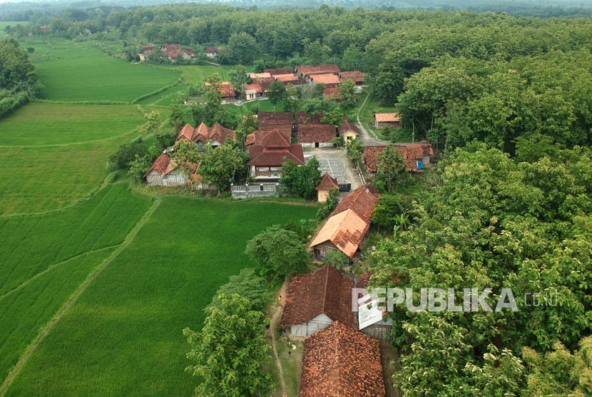 Foto udara suasana di Kampung Adat Samin Karangpace, Desa Klopoduwur, Banjarejo, Blora, Jawa Tengah, Rabu (16/1/2019). 