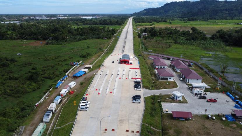 Foto udara suasana di salah satu bagian dari proyek pembangunan Tol Padang-Pekanbaru di Kabupaten Padang Pariaman, Provinsi Sumatra Barat, Sabtu (27/8/2022).i