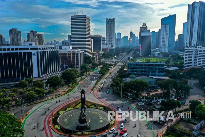 Foto udara suasana gedung bertingkat di kawasan Jalan Jendral Sudirman, Jakarta, Jumat (3/4/2020). 