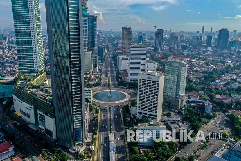 Foto udara suasana gedung bertingkat di kawasan Jalan MH Thamrin, Jakarta, Jumat (3/4/2020).