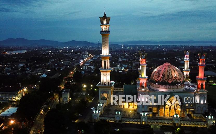 Foto udara suasana jelang malam kawasan Islamic Center NTB di Mataram, NTB, Jumat (11/2/2022). 