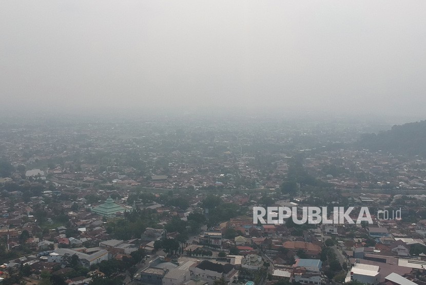 Foto udara suasana kawasan pusat kota yang terpapar kabut asap di Padang , Sumatera Barat, Kamis (18/9/2019).
