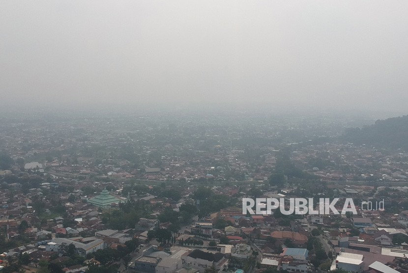 Foto udara suasana kawasan pusat kota yang terpapar kabut asap di Padang , Sumatra Barat.