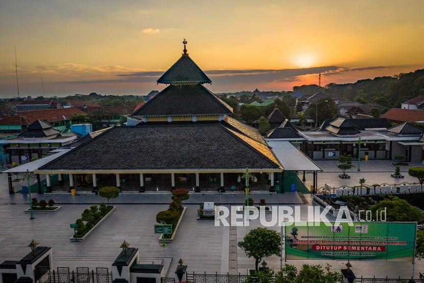 Foto udara suasana kompleks Masjid Agung Demak yang ditutup sementara di Demak, Jawa Tengah, Selasa (6/7/2021). Penutupan sementara kompleks Masjid Agung Demak itu dalam rangka penerapan PPKM Darurat Jawa-Bali sebagai upaya menekan lonjakan kasus COVID-19. 