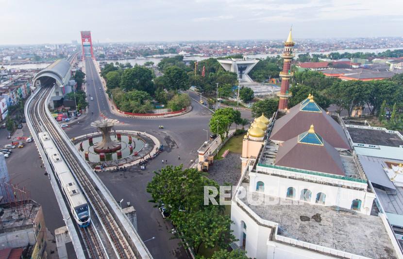 [Ilustrasi] Foto udara suasana di Bundaran Air Mancur (BAM) Masjid Agung Palembang, Sumatera Selatan.