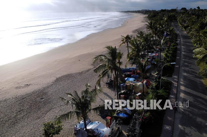 Foto udara suasana lengang kawasan wisata Pantai Legian di Badung, Bali, Senin (26/7/2021). Pemerintah resmi membatalkan PPKM Level 3 pada momen Natal dan Tahun Baru pada akhir Desember ini.