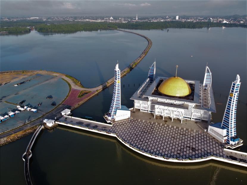 Foto udara suasana Masjid Al Alam Kendari di tengah Teluk Kendari, Sulawesi Tenggara, Kamis (15/4/2021). Masjid Al Alam tersebut menjadi salah satu destinasi wisata religi favorit di Kendari. 